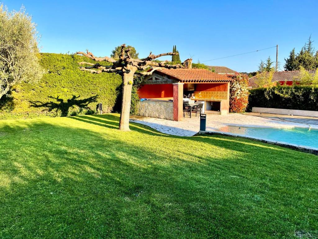 une maison avec une cour et une piscine dans l'établissement Spacieuse Villa avec piscine, à Mougins