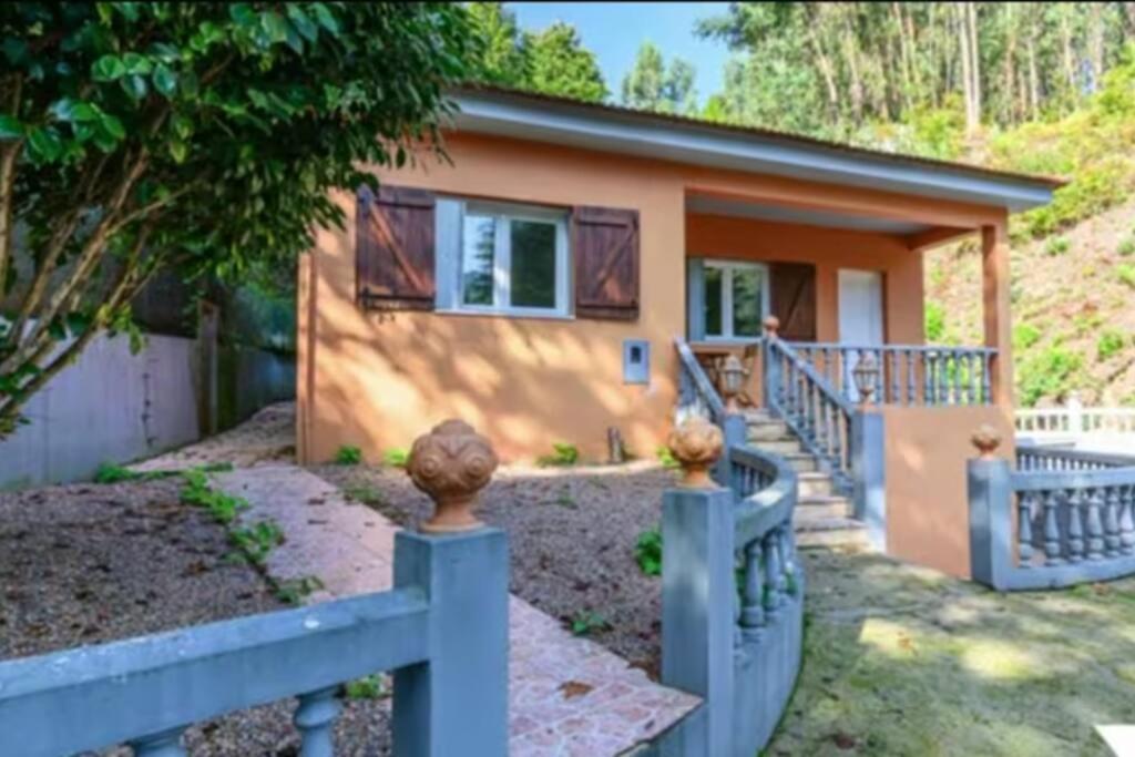 ein kleines Haus mit einem Zaun davor in der Unterkunft The Mountain House experience in Rio Caldo