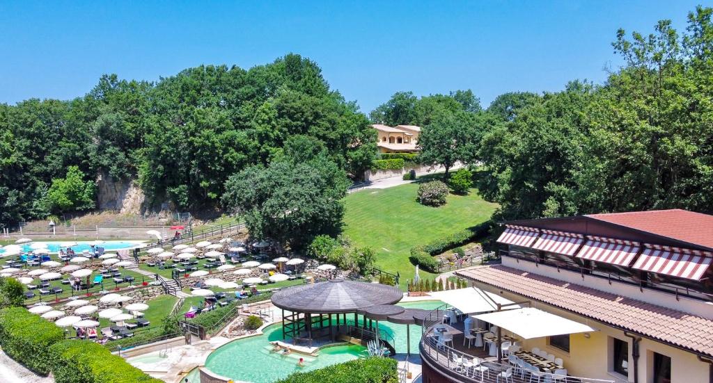 Bazén v ubytování Residence with swimming-pool and thermal pools in Sorano nebo v jeho okolí