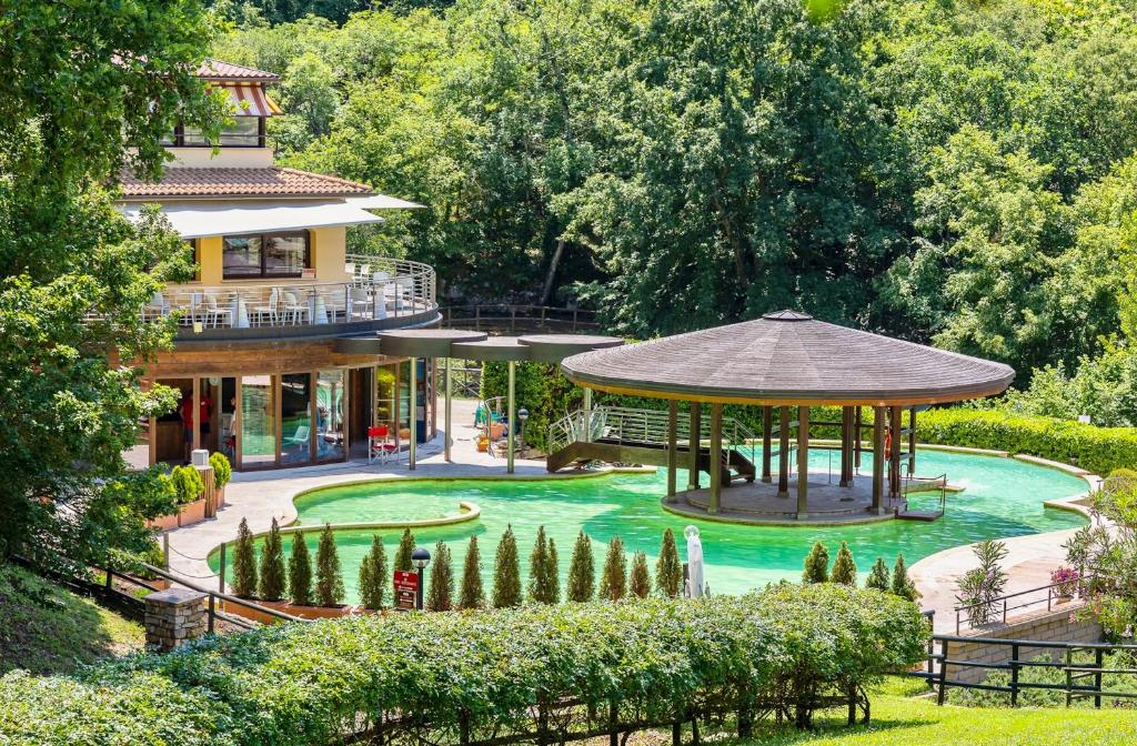 Bazén v ubytování Residence with swimming-pool and thermal pools in Sorano nebo v jeho okolí