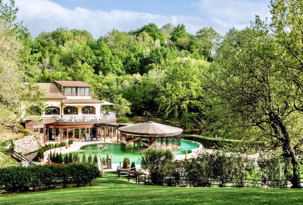 Bazén v ubytování Residence with swimming-pool and thermal pools in Sorano nebo v jeho okolí