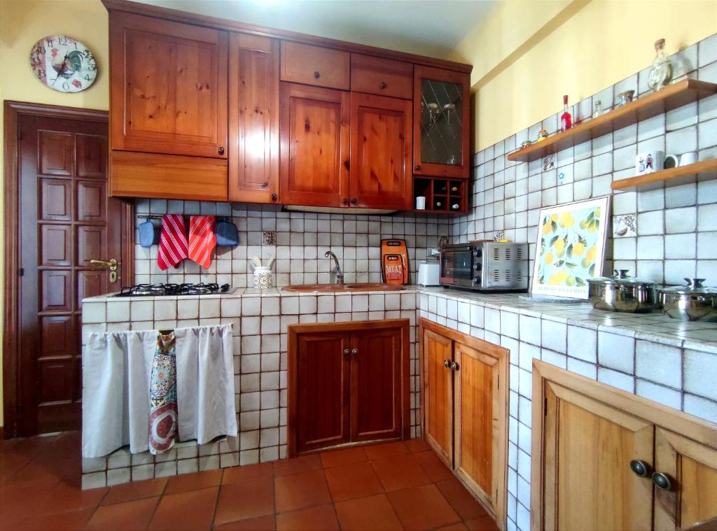 A kitchen or kitchenette at Jana Holidays