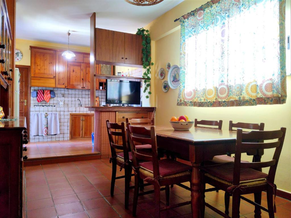 A kitchen or kitchenette at Jana Holidays