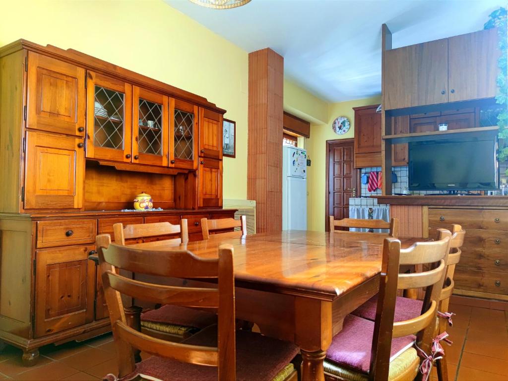 A kitchen or kitchenette at Jana Holidays