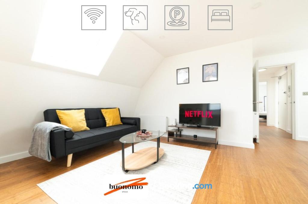 Hotel Two Bedroom Apartment At Buonomo Stays Short Lets & Serviced Accommodation, a living room with a couch and a tv at Two Bedroom Apartment At Buonomo Stays Short Lets & Serviced Accommodation in London
