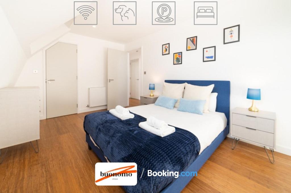 Hotel Two Bedroom Apartment At Buonomo Stays Short Lets & Serviced Accommodation, a bedroom with a large bed in a room at Two Bedroom Apartment At Buonomo Stays Short Lets & Serviced Accommodation in London
