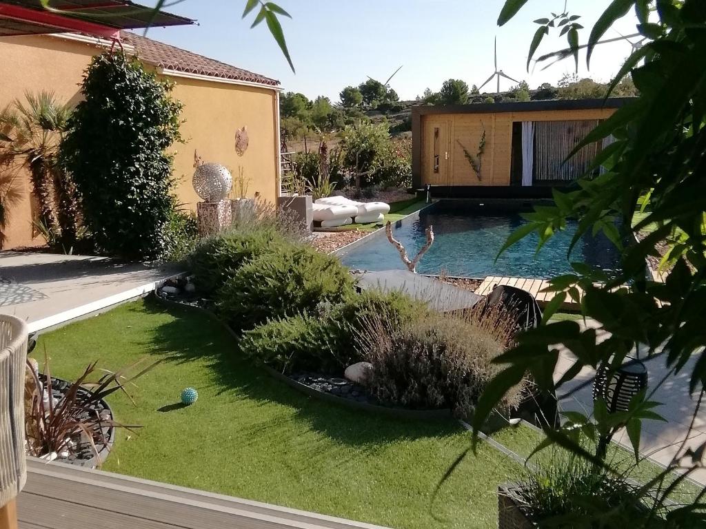 une arrière-cour avec une piscine et un jardin dans l'établissement Studio Camille, à Sainte-Vallière