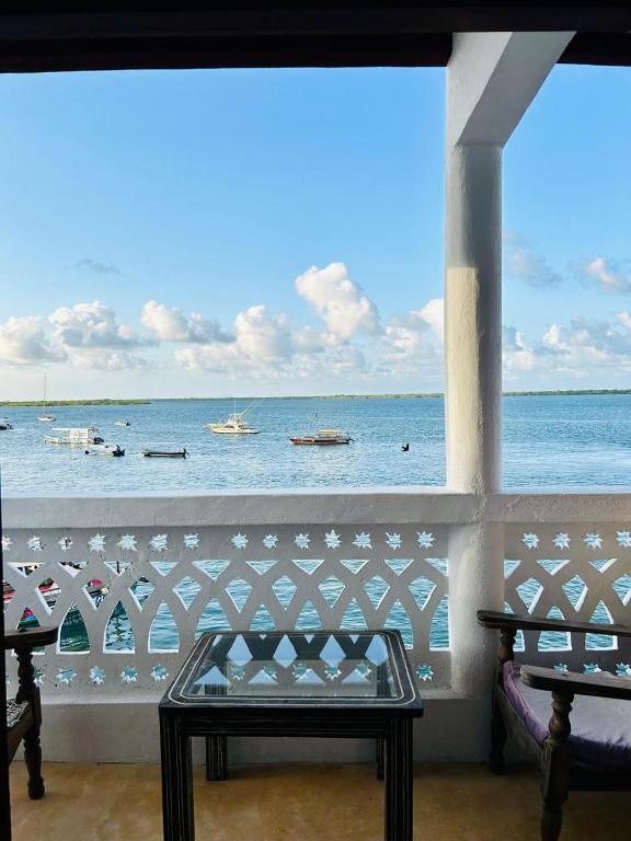 balcone con vista sull'oceano. di Shela Bahari a Shela