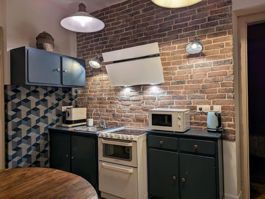 Η κουζίνα ή μικρή κουζίνα στο L'appartement du voisin d'Hugo