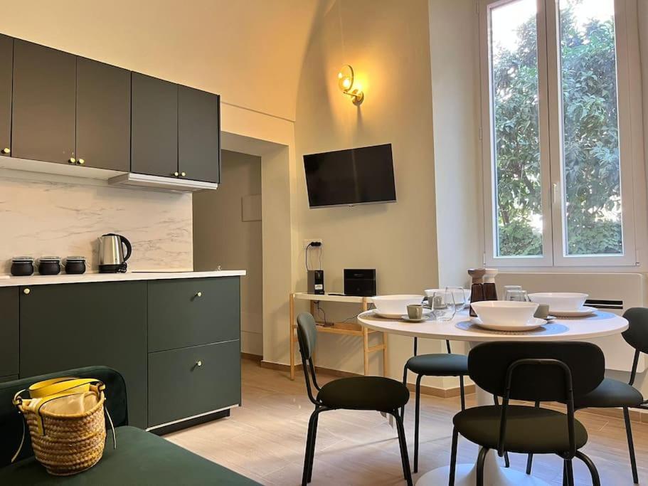 Η κουζίνα ή μικρή κουζίνα στο Toffee Palmari 27 - Seven Suites Sanremo