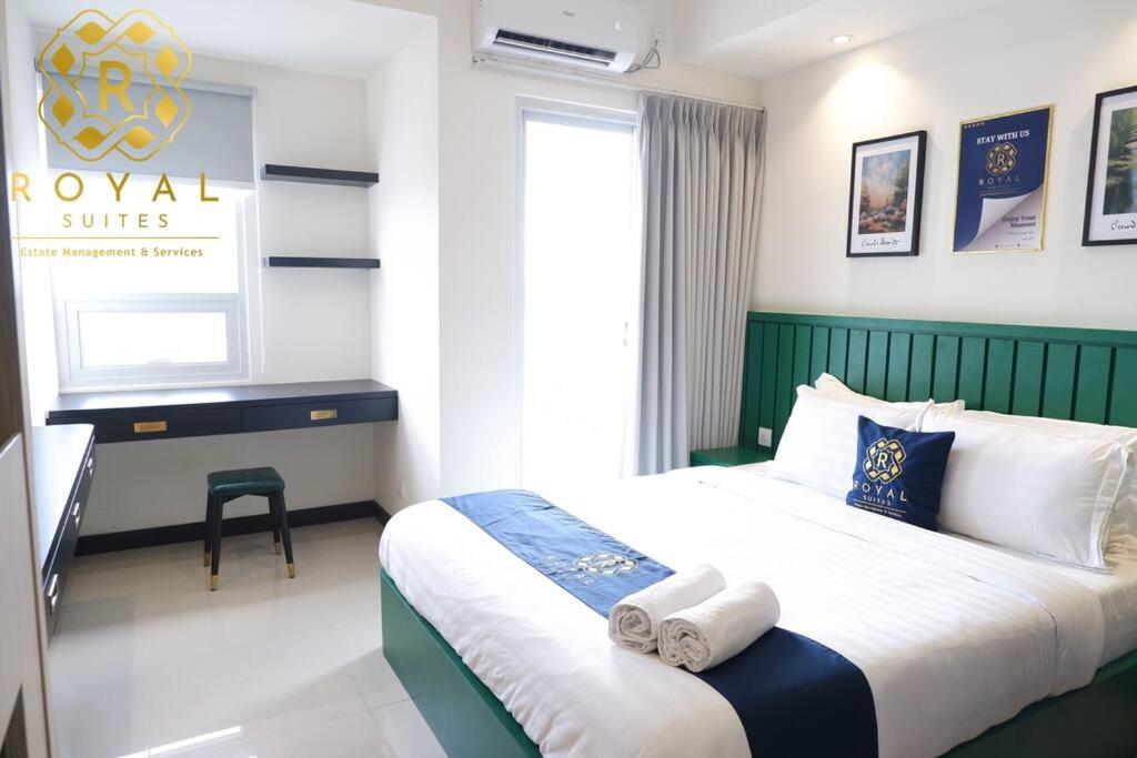 En eller flere senge i et værelse på Royal Suites Jumbo Studio 32SQ - Citra Plaza Nagoya