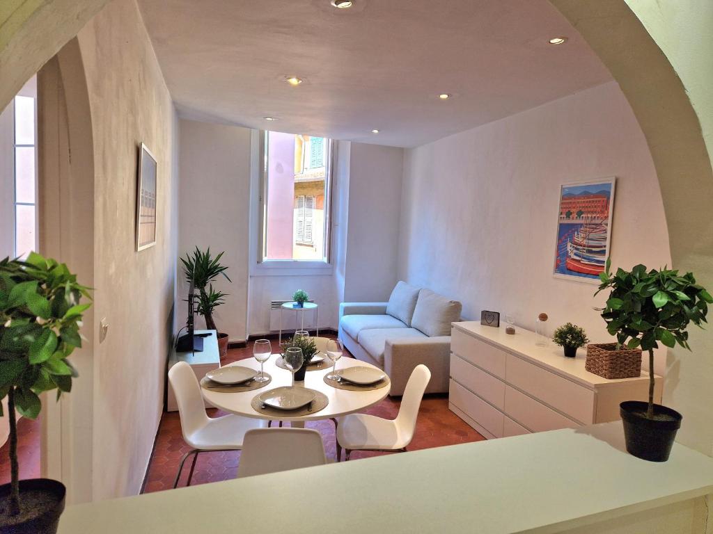un salon avec une table et un canapé dans l'établissement Sublime appartement 4P classé dans le Vieux-Nice, à Nice