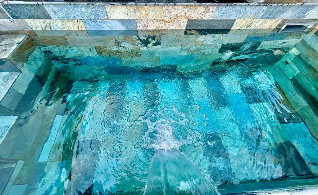 Bazén v ubytování Gite Délia Le Ruisseau nebo v jeho okolí