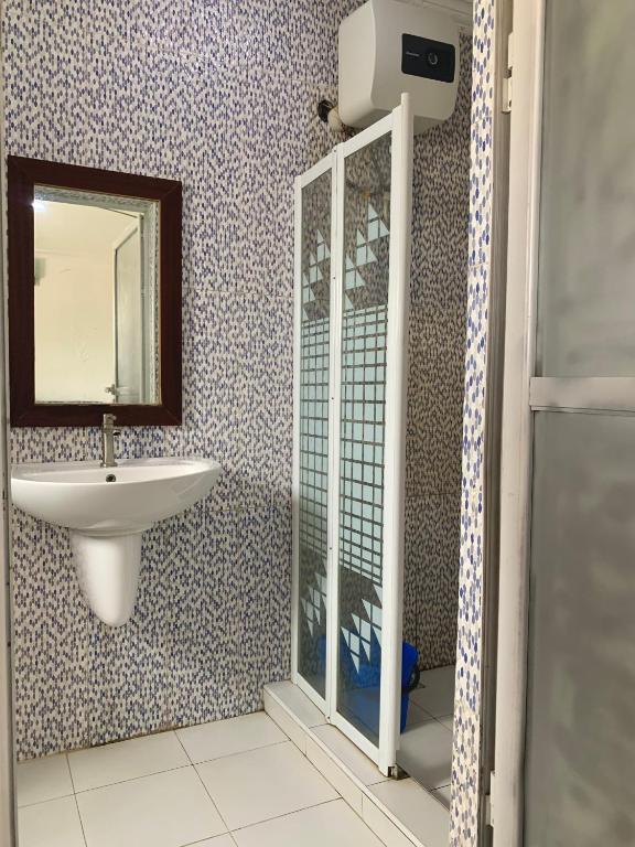Koupelna v ubytování Cozy 1-BDR - Free Wi-Fi, Pool & Mins DRV to Airport