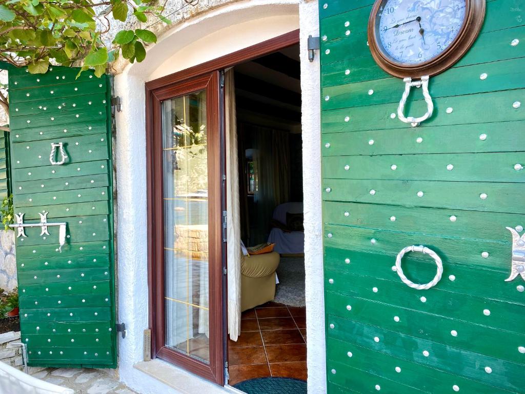Fotografie z fotogalerie ubytování House with a pier v destinaci Donji Morinj