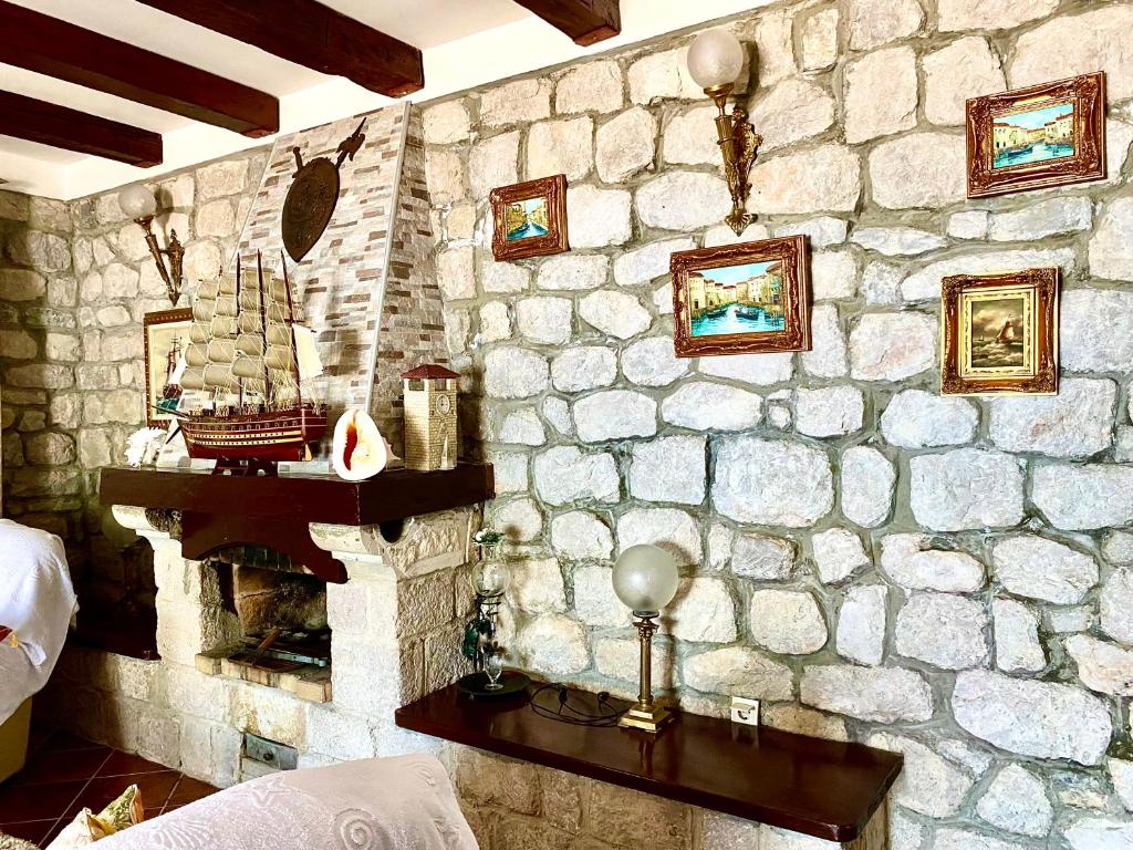 Fotografie z fotogalerie ubytování House with a pier v destinaci Donji Morinj