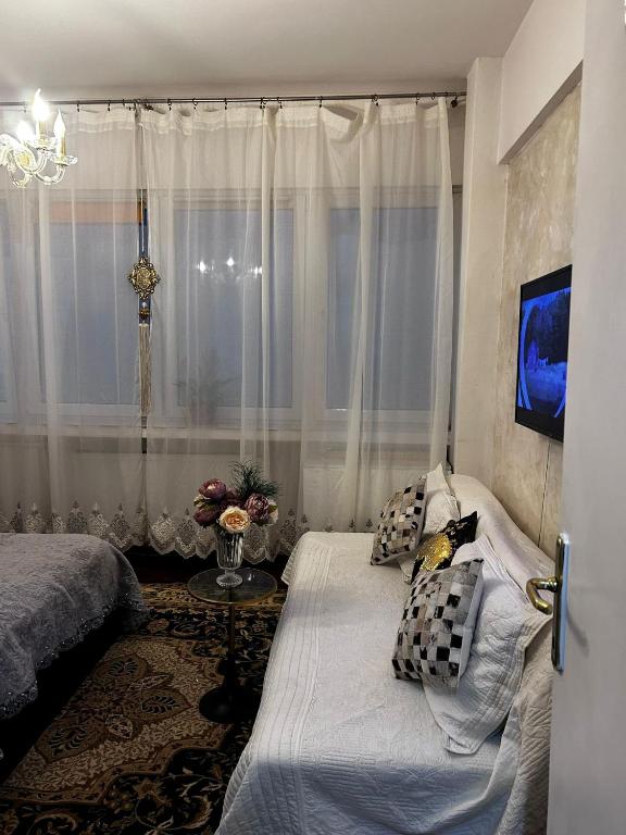 a bedroom with a bed and a window at Mini scala in Bucharest