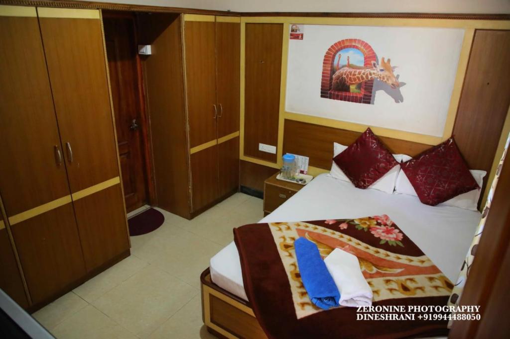 Postel nebo postele na pokoji v ubytování Sri Krishna Residency
