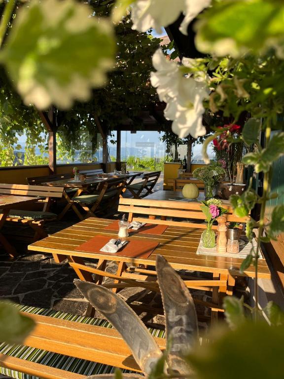 A restaurant or other place to eat at Wohlmuth-Lückl
