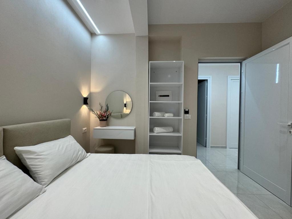 Postel nebo postele na pokoji v ubytování Aloju Rooms