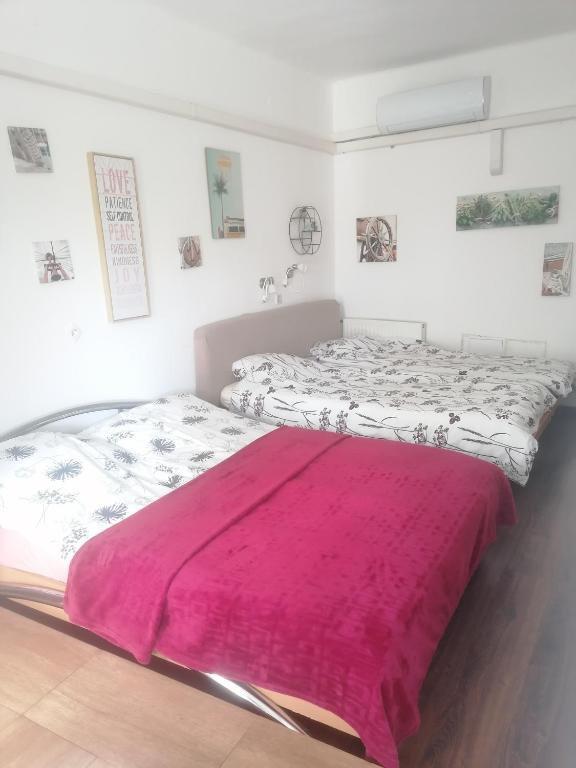 Łóżko lub łóżka w pokoju w obiekcie Újkapu Sunshine Apartments