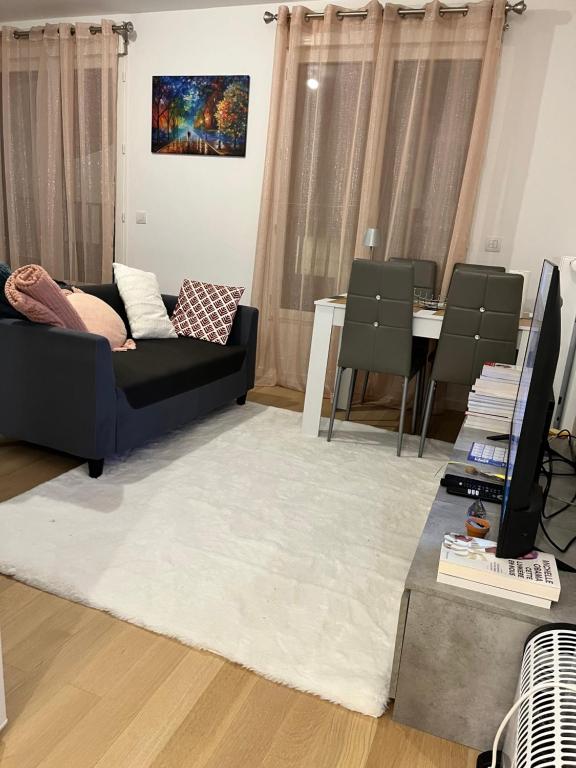 - un salon avec un canapé et un tapis blanc dans l'établissement Eden Garden - Paris à 30 min, à Châtenay-Malabry