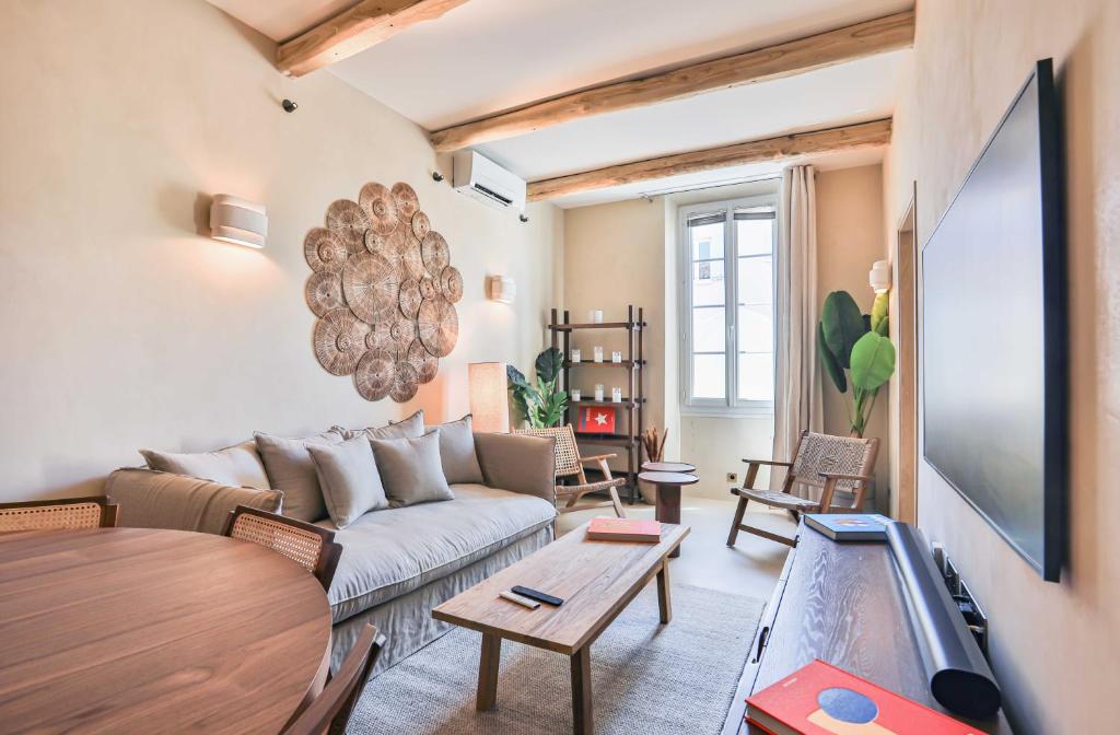 una sala de estar con un sofá y una mesa en Magnificent apt - 2BR-6P - Heart of Saint-Tropez, en Saint-Tropez