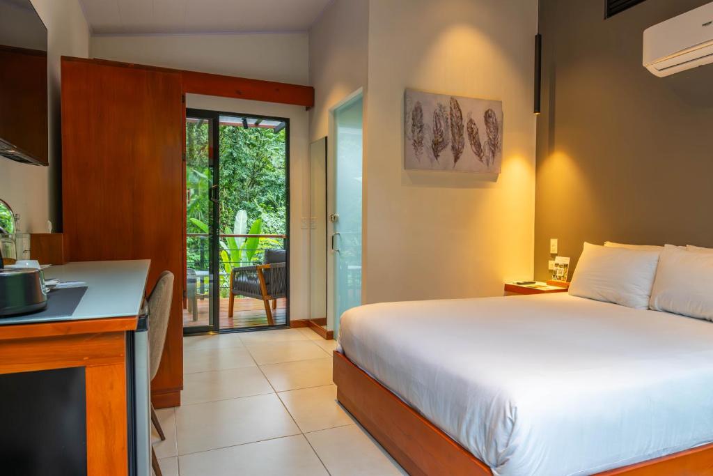 Postel nebo postele na pokoji v ubytování Tifakara Boutique Hotel & Birding Oasis