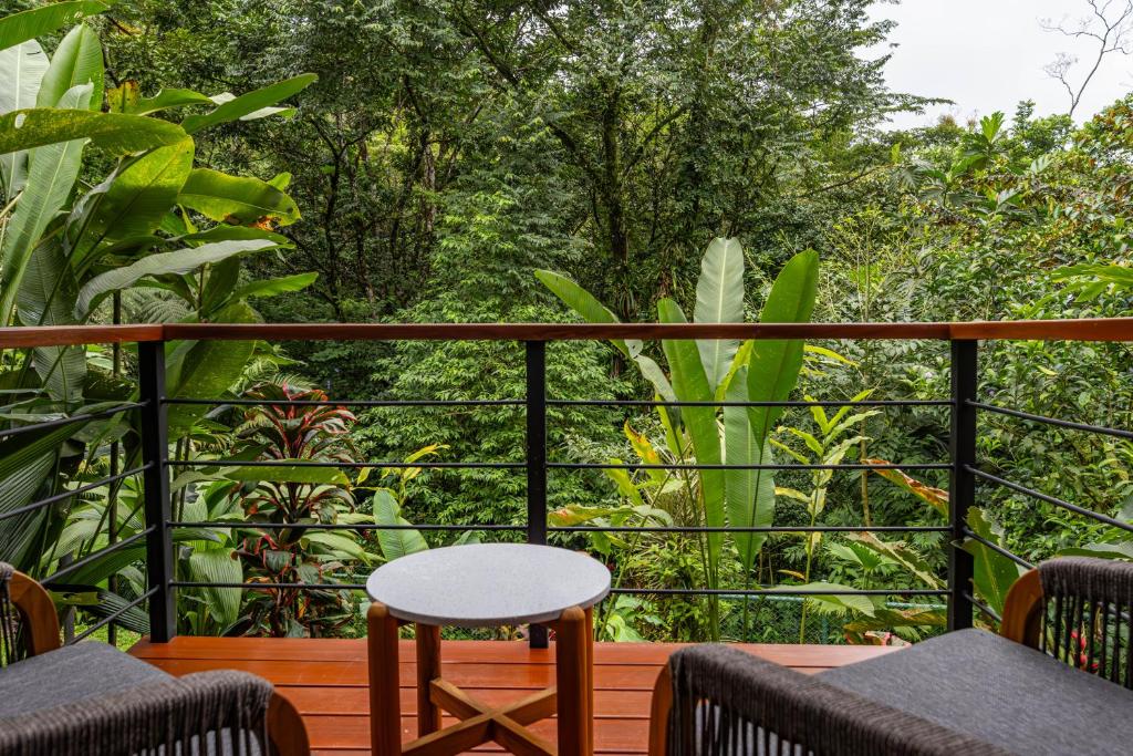 Balkón nebo terasa v ubytování Tifakara Boutique Hotel & Birding Oasis