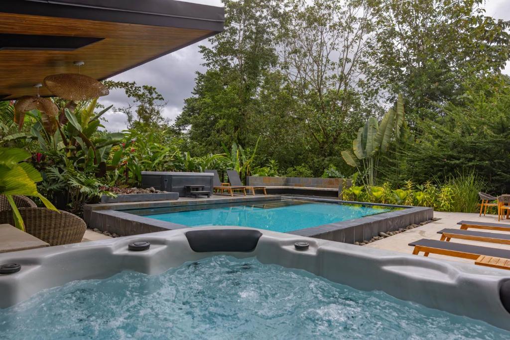 Bazén v ubytování Tifakara Boutique Hotel & Birding Oasis nebo v jeho okolí