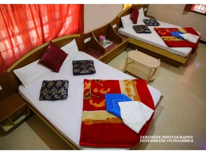 Postel nebo postele na pokoji v ubytování Sri Krishna Residency