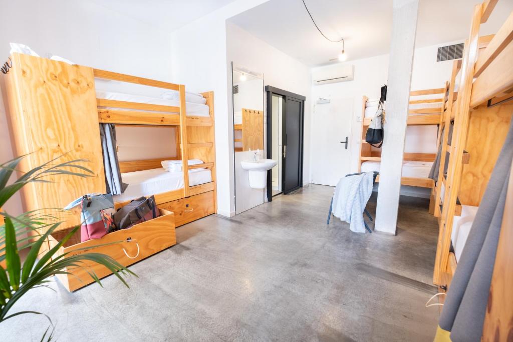Habitación con 2 literas y baño. en The Hat Madrid, en Madrid