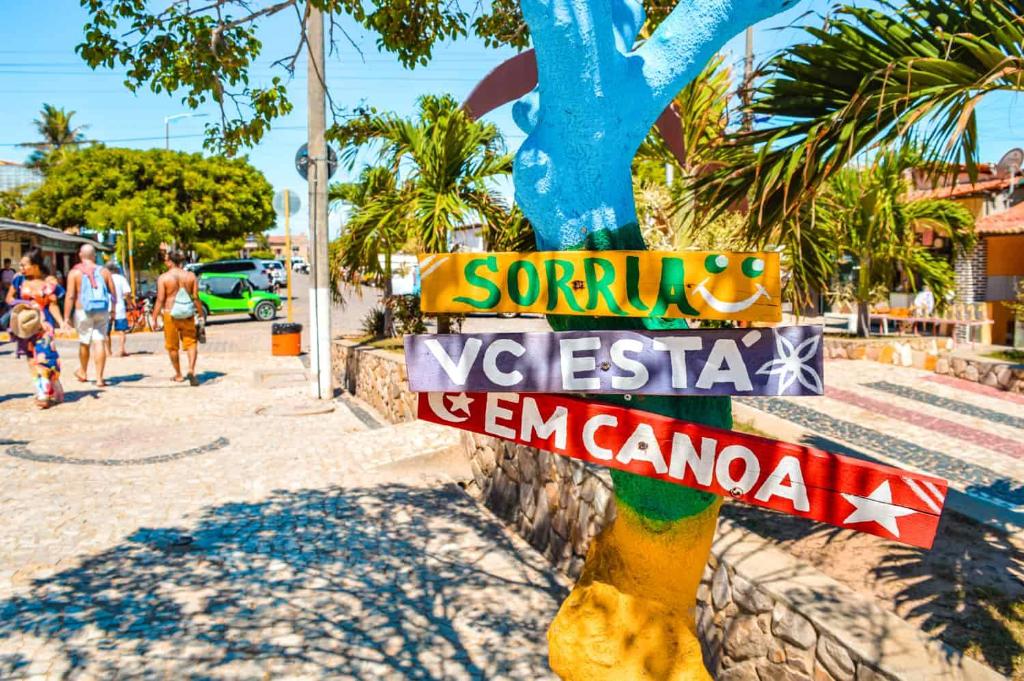 a street sign on the side of a street at Recanto Canoa - Canoa Quebrada in Aracati