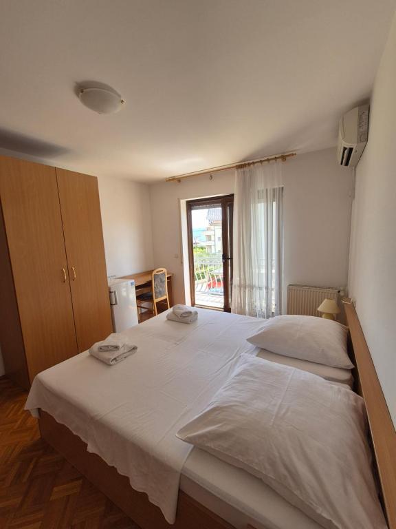 Postel nebo postele na pokoji v ubytování Apartments and Rooms Mamić