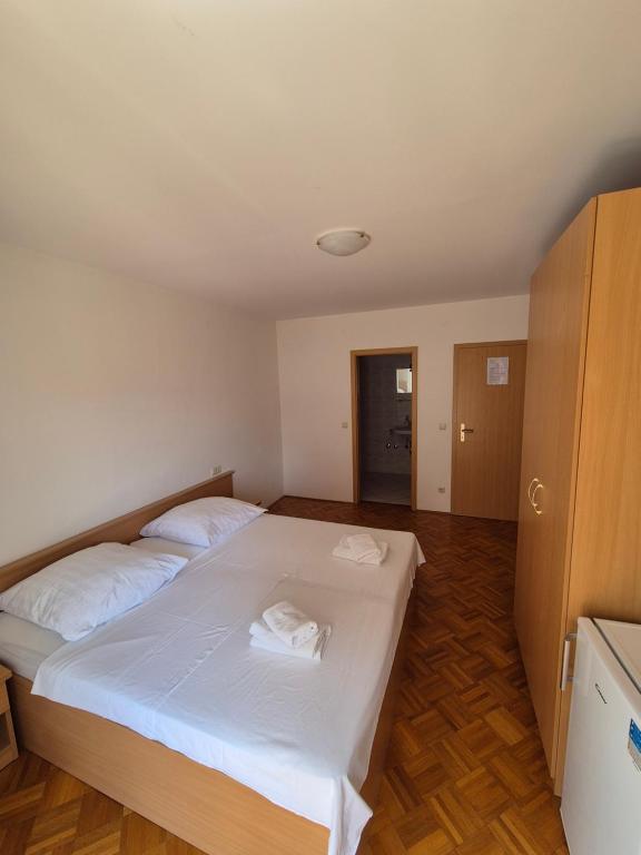 Postel nebo postele na pokoji v ubytování Apartments and Rooms Mamić