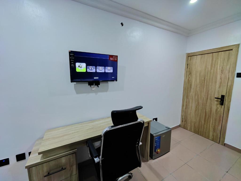 TV a/nebo společenská místnost v ubytování Lekki City View Apartment