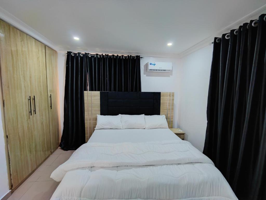 Postel nebo postele na pokoji v ubytování Lekki City View Apartment