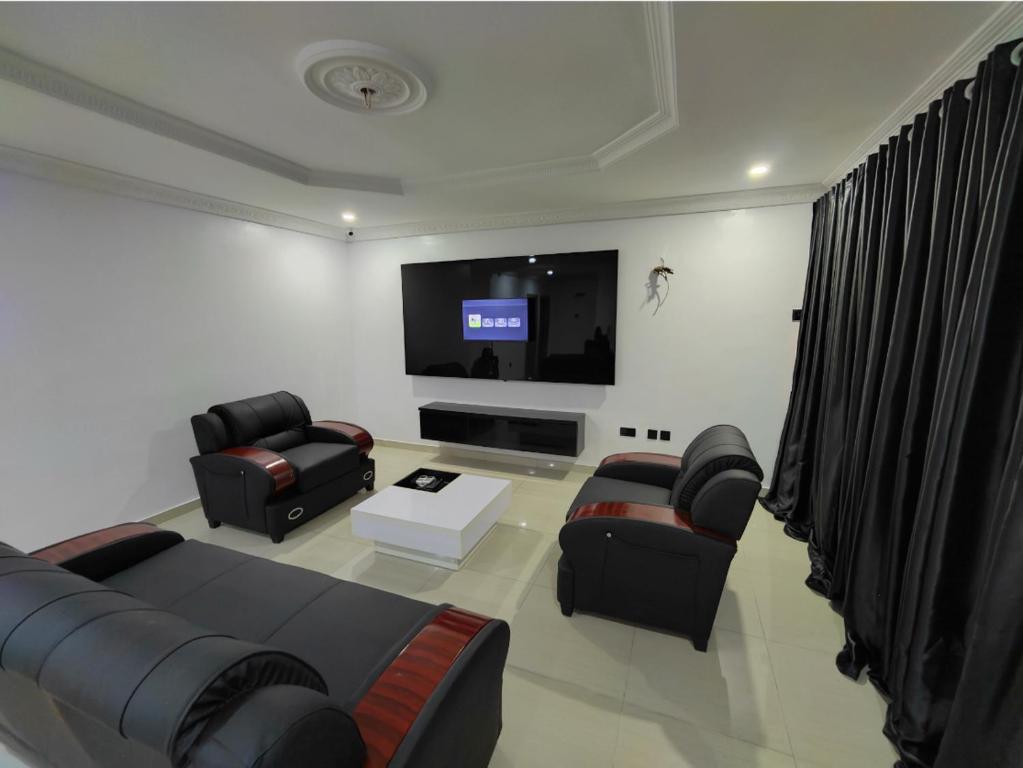 TV a/nebo společenská místnost v ubytování Lekki City View Apartment