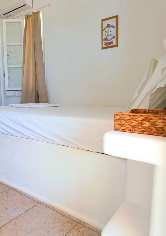 Postel nebo postele na pokoji v ubytování Georgia Rooms Milos