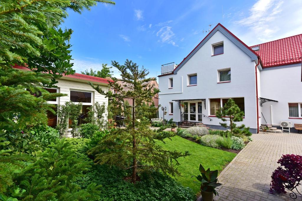 una casa con un jardín delante de ella en Vilaverona, en Palanga