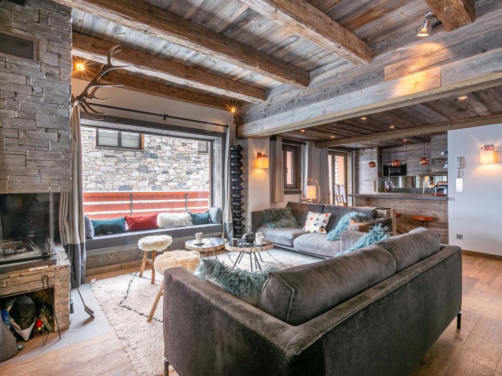 Appartement-chalet de standing avec cheminée et hammam, idéalement situé sur le front de neige de Val d'Isère