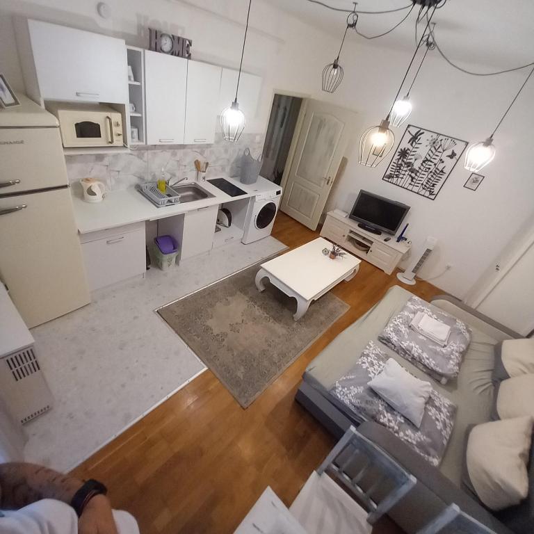 widok na kuchnię i salon w obiekcie Lucia apartman w mieście Kaposvár