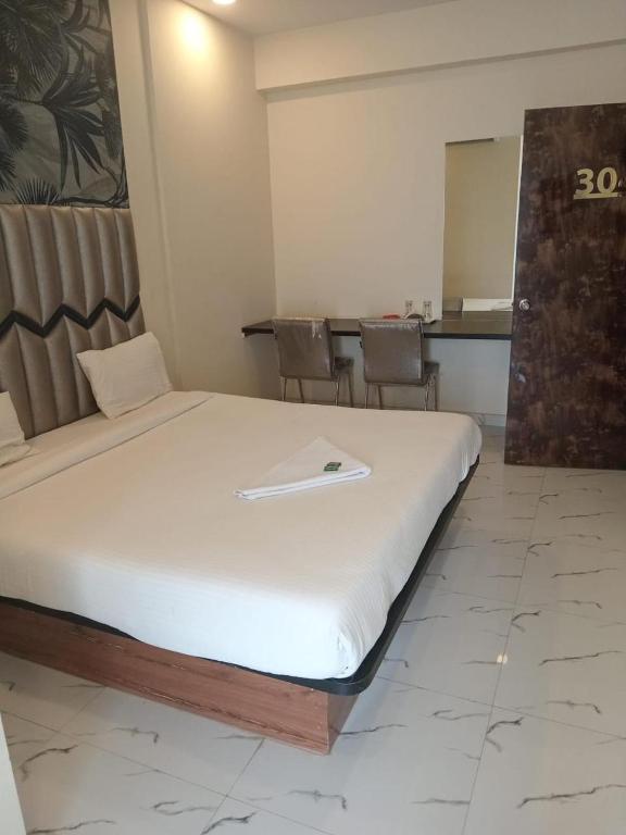 Rúm í herbergi á New Balaji Residency By Glitz Hotels