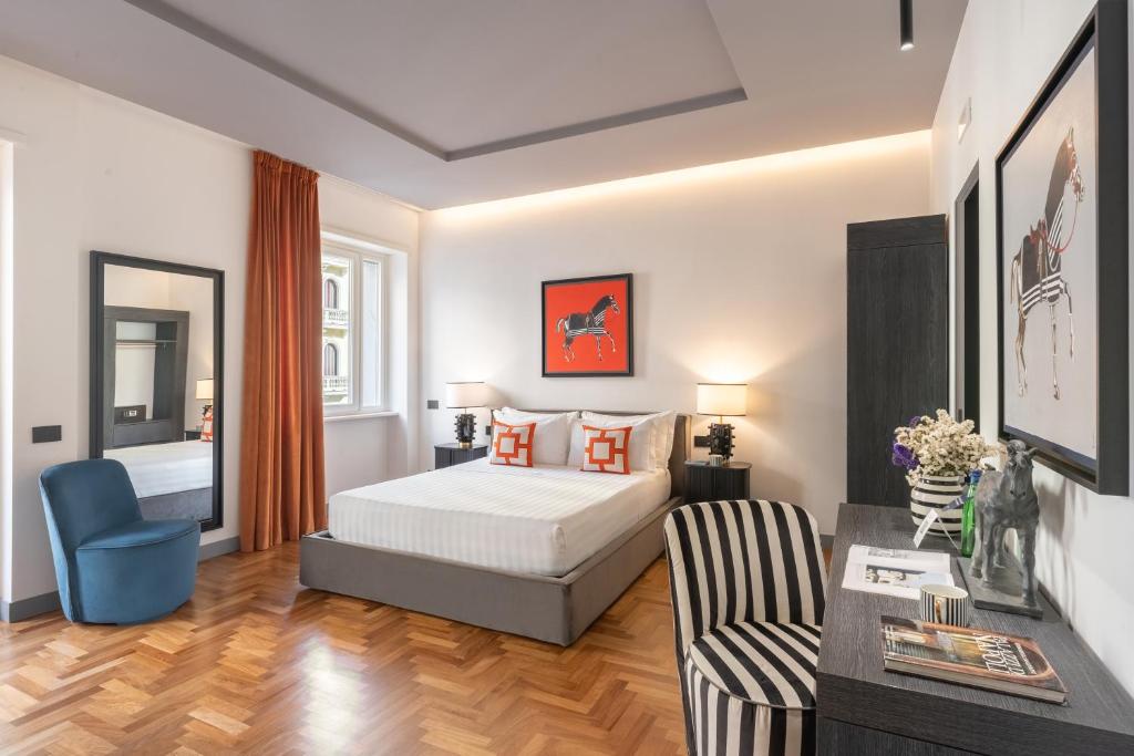 那不勒斯Le Mummarelle的一间卧室，配有一张床、一张桌子和一把椅子