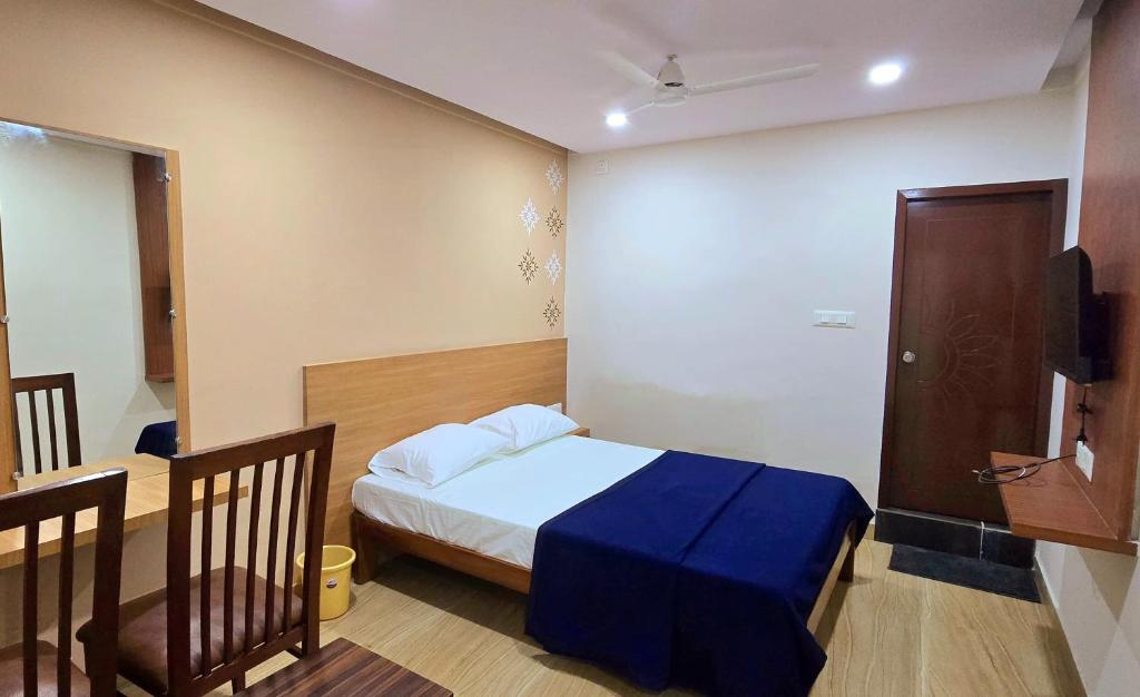 Postel nebo postele na pokoji v ubytování Nandan Residency