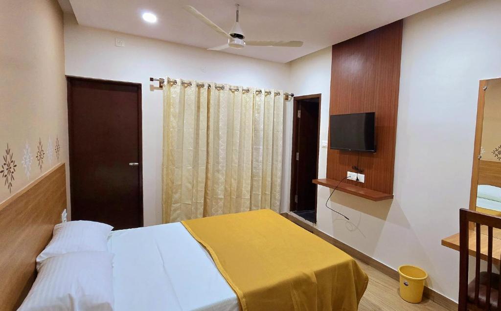 Postel nebo postele na pokoji v ubytování Nandan Residency