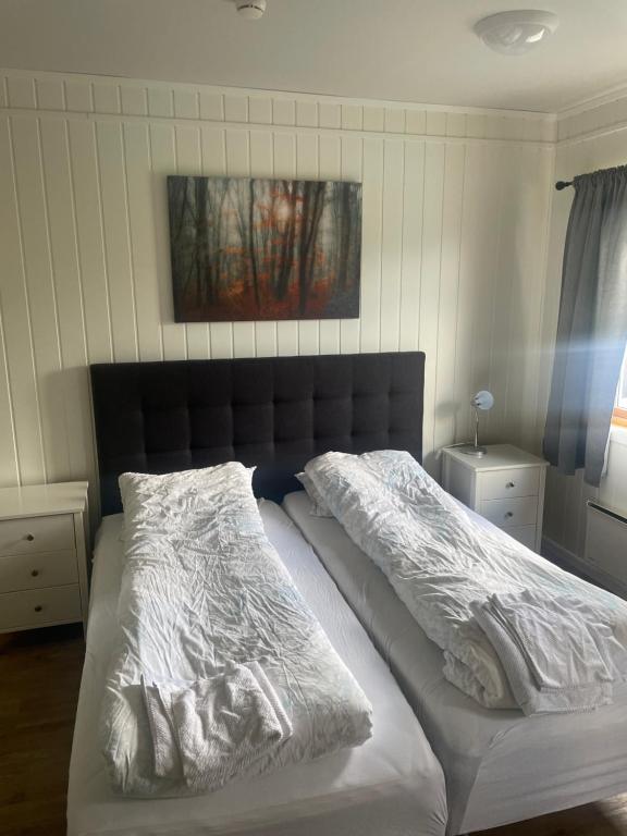 Postel nebo postele na pokoji v ubytování Harran Gjestehus