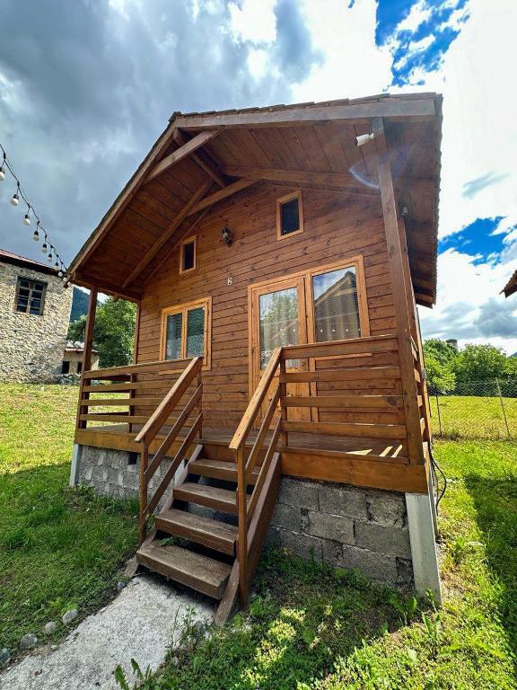 梅斯蒂亚LogInn Cabins的小木屋设有通往小屋的楼梯