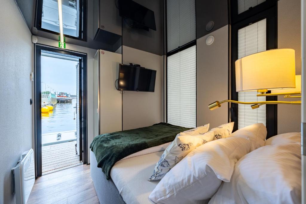 En eller flere senge i et værelse på Houseboat EnergyApart