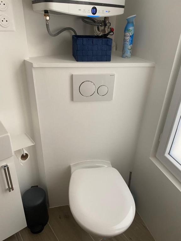 ein Badezimmer mit einer weißen Toilette und einem Waschbecken in der Unterkunft Studio hyper centre proche RER in Saint-Germain-en-Laye